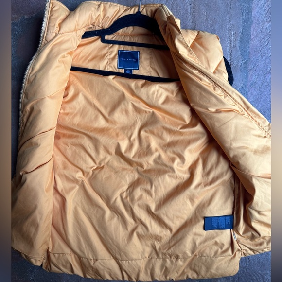 Tommy Hilfiger Chevron Down Puffer Vest - Picture 8 of 8